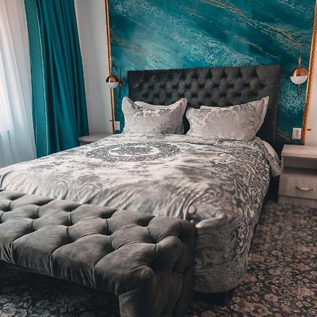 Suru Hotel & Restaurant Буштени Экстерьер фото